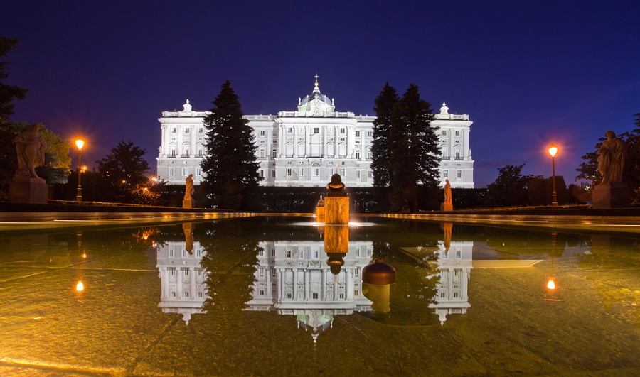 palacio de oriente de noche